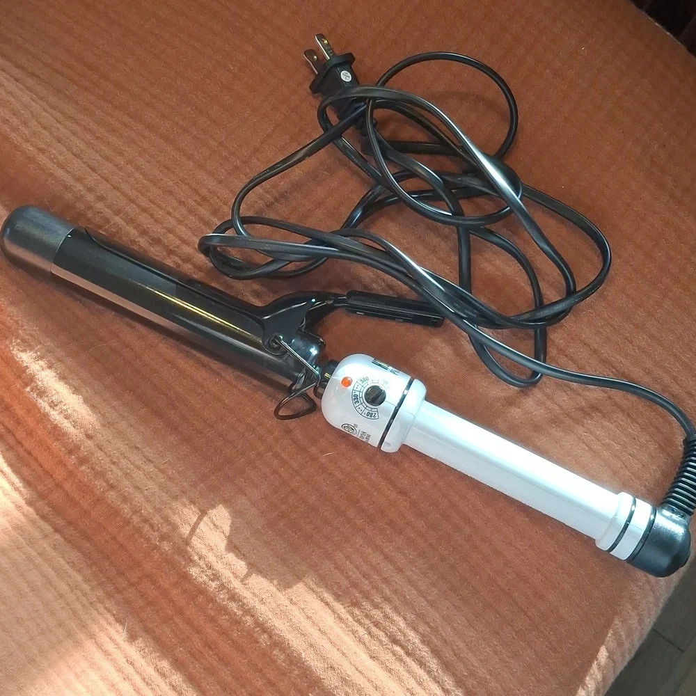 Hot Tools Pro Artist Nano Ceramic 1 1/4" Curling Iron - Picture 3 of 5